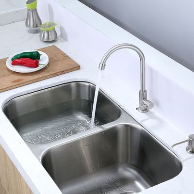 台所のためにブラシをかけられる304のステンレス鋼の熱く、冷たい洗面器のミキサーのニッケル
