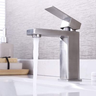 ブラシをかけられる環境に優しい洗面器のための熱く、冷水の蛇口のミキサーに銀を着せる